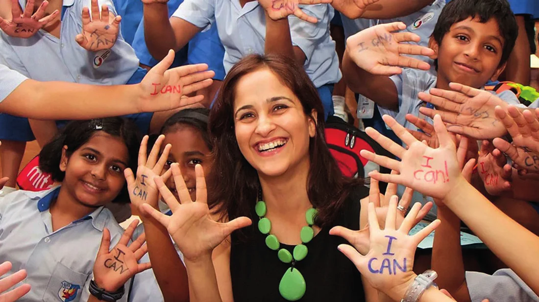 Design for Change'in kurucusu Kiran Bir Sethi, öğrencileriyle birlikte