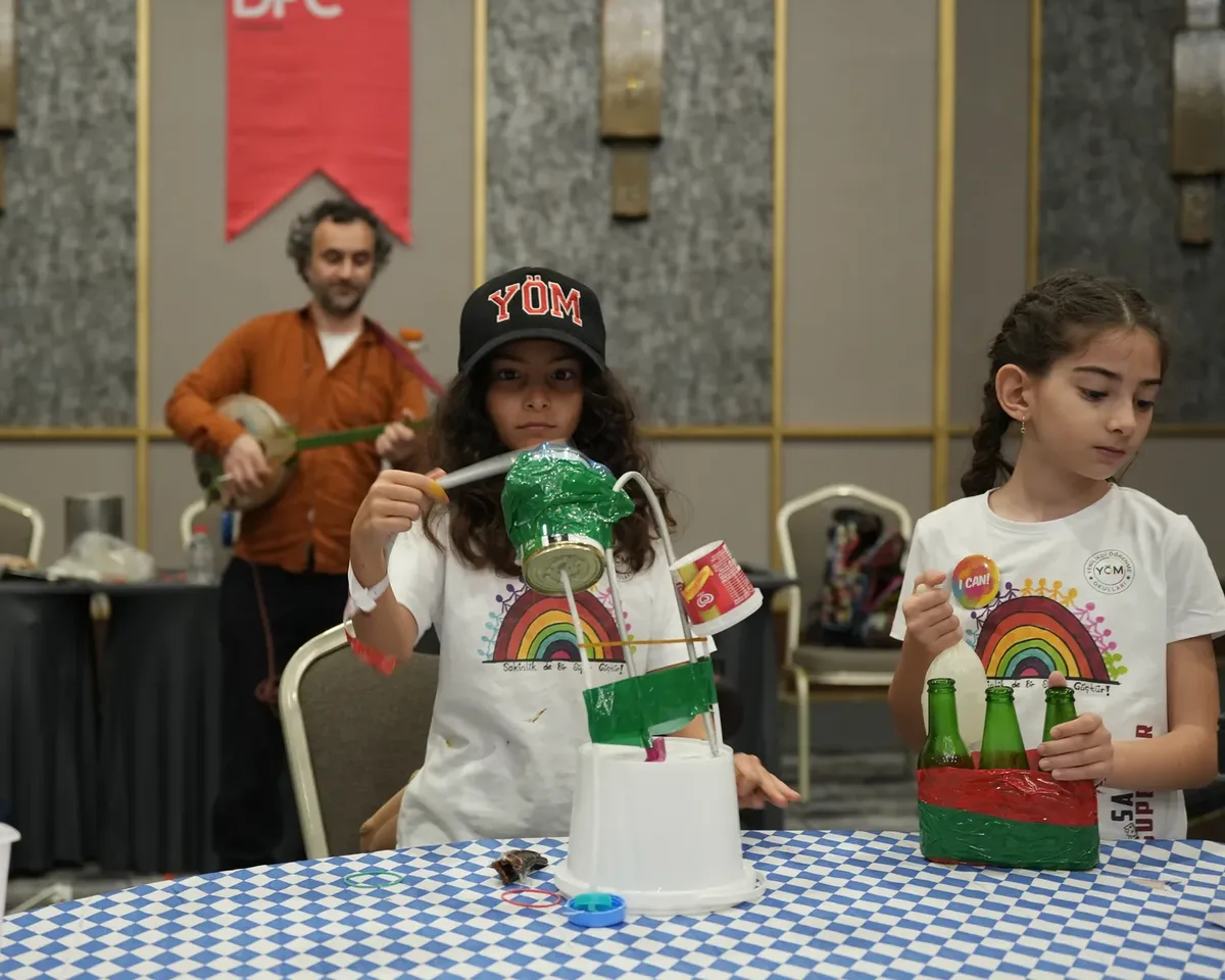 DFC Türkiye National Challenge'da geri dönüşüm malzemeleriyle çözüm tasarlayan çocuklar